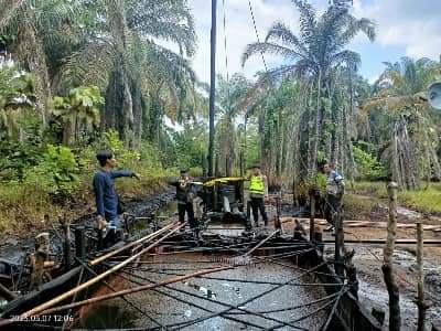 Penambangan minyak ilegal di Muaro Jambi