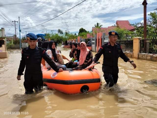 5 Hari Banjir Di Kerinci Dan Sungai Penuh Brimob Polda Jambi Terus