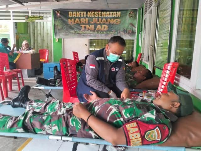 Personel Kodim Bute saat melakukan proses donor darah dalam rangka memperingati hari juang TNI AD. (Ist)