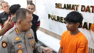 R (24) berbaju orange terduga pelaku pembunuhan saat diamankan Polresta Barelang dan Polsek Sagulung. (Mulyadi)