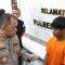 R (24) berbaju orange terduga pelaku pembunuhan saat diamankan Polresta Barelang dan Polsek Sagulung. (Mulyadi)