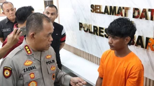 R (24) berbaju orange terduga pelaku pembunuhan saat diamankan Polresta Barelang dan Polsek Sagulung. (Mulyadi)