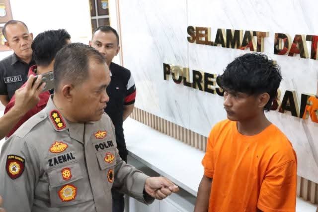 R (24) berbaju orange terduga pelaku pembunuhan saat diamankan Polresta Barelang dan Polsek Sagulung. (Mulyadi)