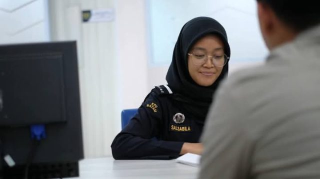 Petugas Bea Cukai Batam saat melayani masyarakat. (Mulyadi)