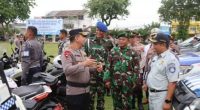 Kombes Pol Boy Sutan Binanga Siregar saat berbincang dengan para personel dalam apel gelar pasukan operasi Zebra 2025 di Mapolres setempat, Senin, 17 November 2025. (Syah)