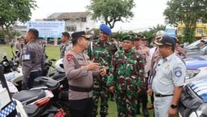 Kombes Pol Boy Sutan Binanga Siregar saat berbincang dengan para personel dalam apel gelar pasukan operasi Zebra 2025 di Mapolres setempat, Senin, 17 November 2025. (Syah)