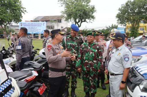 Kombes Pol Boy Sutan Binanga Siregar saat berbincang dengan para personel dalam apel gelar pasukan operasi Zebra 2025 di Mapolres setempat, Senin, 17 November 2025. (Syah)